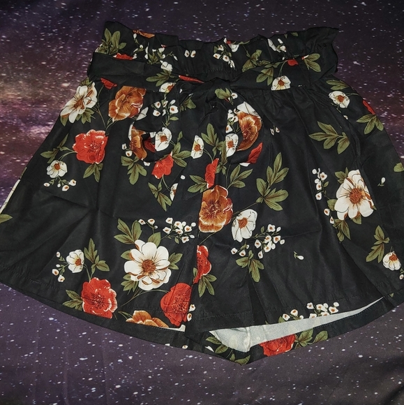 💌 Paperbag Waist Belted Floral Shorts - Picture 2 of 7